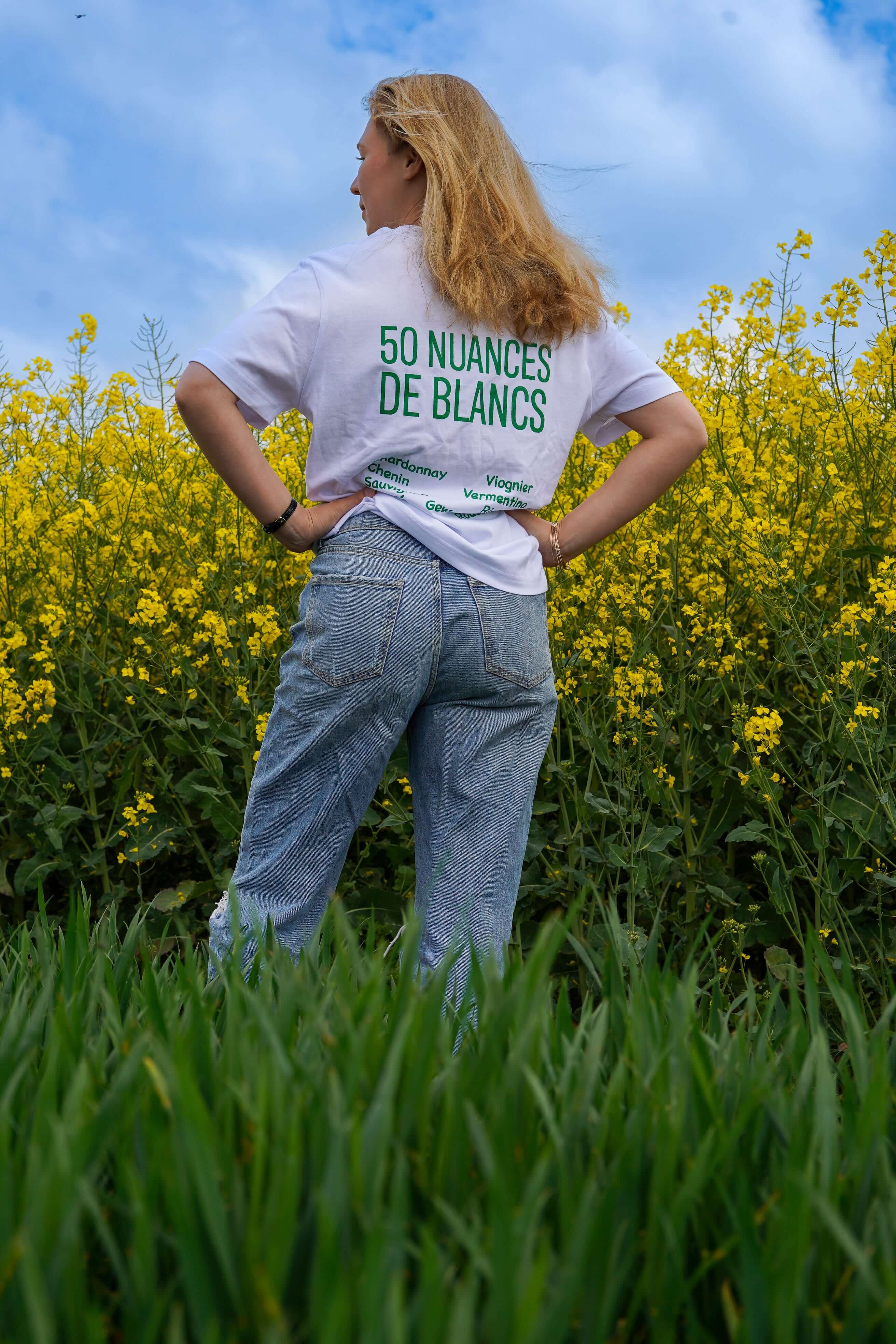 Image of Femme portant le t-shirt